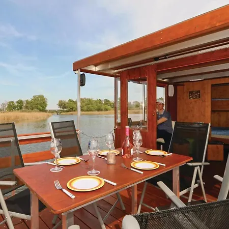 Πλωτό κατάλυμα 2 Bedroom Amazing Ship In