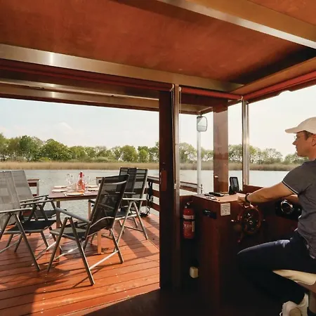 Πλωτό κατάλυμα 2 Bedroom Amazing Ship In Radewege