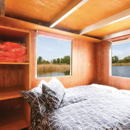 2 Bedroom Amazing Ship In Πλωτό κατάλυμα