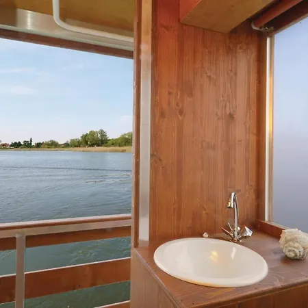 2 Bedroom Amazing Ship In Πλωτό κατάλυμα
