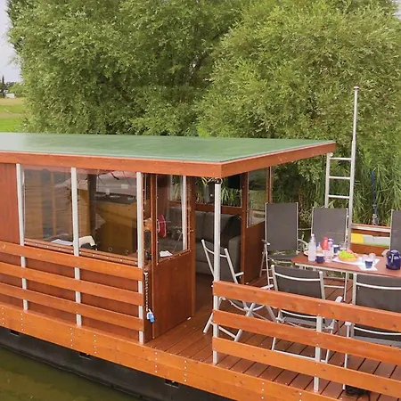 Πλωτό κατάλυμα 2 Bedroom Amazing Ship In 3*