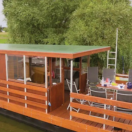 2 Bedroom Amazing Ship In Πλωτό κατάλυμα Radewege